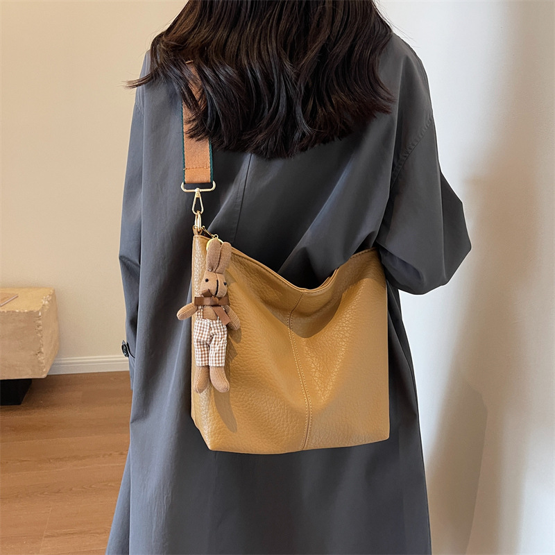 Grande capacità per le donne 2023 Nuova borsa a tracolla versatile con una spalla a banda larga di alta qualità Secchio d'acqua casual_voghion.com