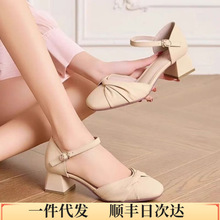 大东中空凉鞋女鞋2025春夏季新款优雅粗跟中跟一字扣拉皱X0017