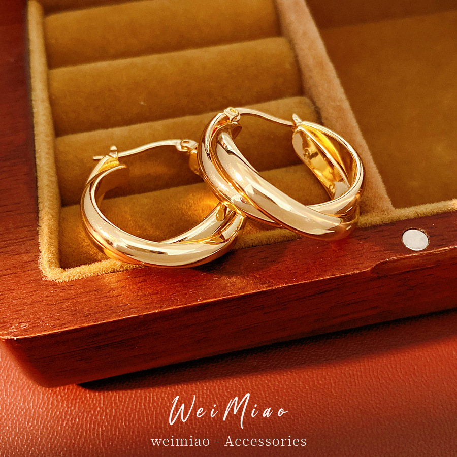 Brillante redondo enrollado cruzado perfiles temperamento simple personalidad aretes ligeros de lujo alta sensación auriculares al por mayor mujeres