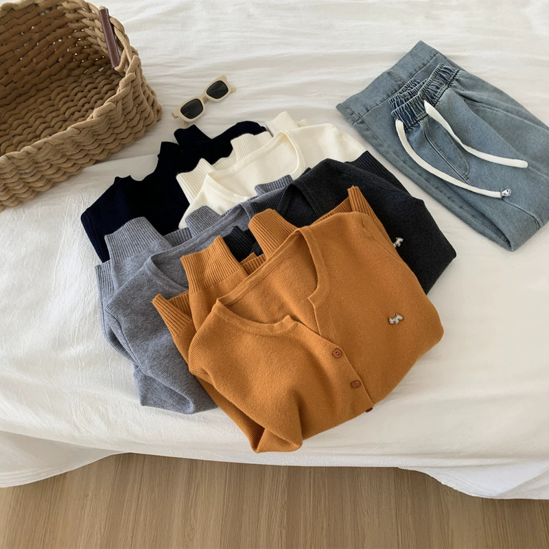 Andy Velvet Scissors Small V-Neck Knitted Cardigan for Women, Autumn and Winter Warm Puppy Patchwork Age-Reducing Sweater Coat Andy Velvet Scissors Small V-Neck Knitted Cardigan for Women, Autumn and Winter Warm Puppy Patchwork Age-Reducing Sweater Coat