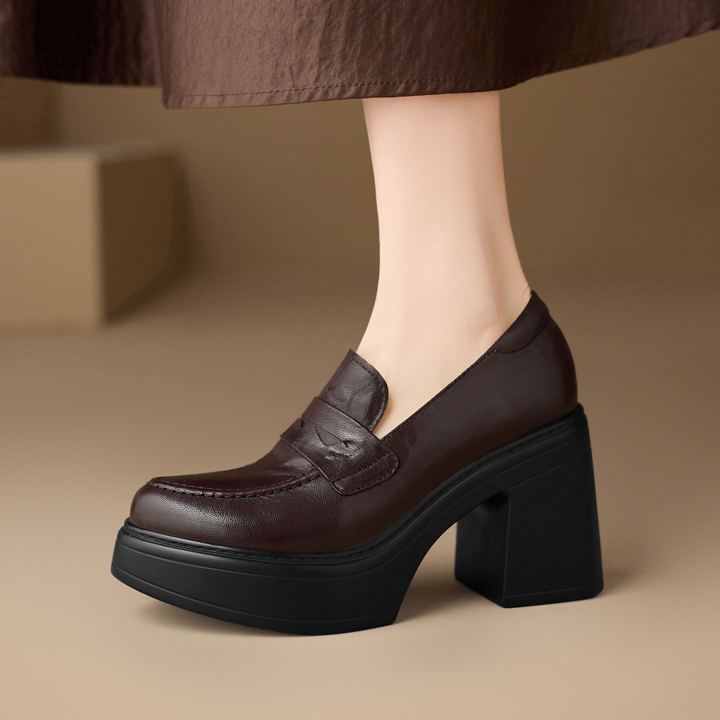 Giày cao gót nữ đế xuồng platform mũi tròn da cừu thật gót vuông 9 cm — màu nâu, màu đen