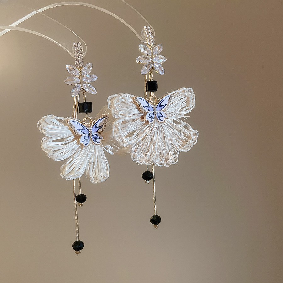 Pendientes de aguja plateados con pétalos de perlas con incrustaciones de diamantes y borlas, pendientes de tuerca de lujo ligeros y de alta gama con un diseño elegante y versátil.