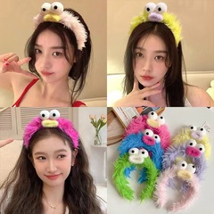 変なぬいぐるみのカチューシャのネットは同じタイプのかわいい人形の漫画の大きい目のソーセージの口の怪獣の顔を洗ってカチューシャを飾ります。