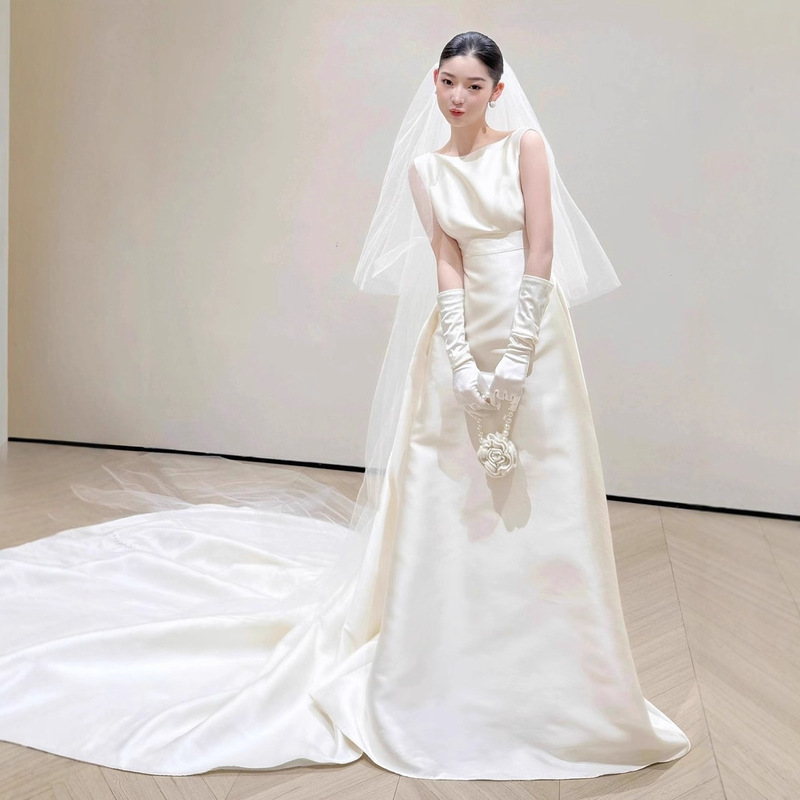 2026 New Model for Foreign Trade: Light Wedding Dress with a High-End Feel, Simple and Vintage Hepburn Style, Tailored for Receptions, with a Light Veil 2026 New Model for Foreign Trade: Light Wedding Dress with a High-End Feel, Simple and Vintage Hepburn Style, Tailored for Receptions, with a Light Veil