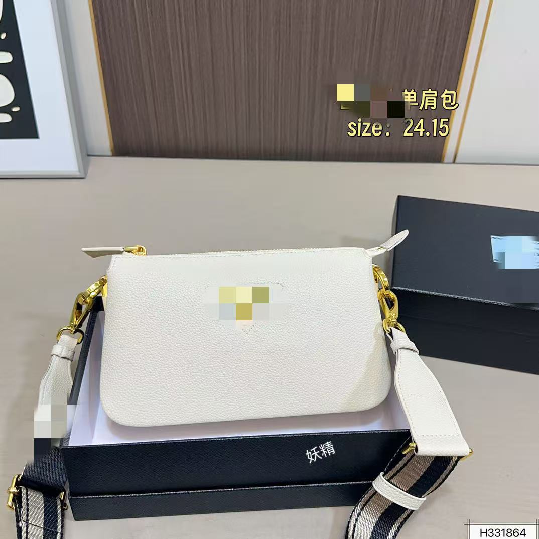 P普家三角标荔枝鹿皮纹单肩斜挎包奢侈品牛角包腋下包1BH193