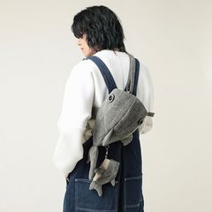 ファッション動物園ジンベイザメのカバンと男女のデザイン感があります。