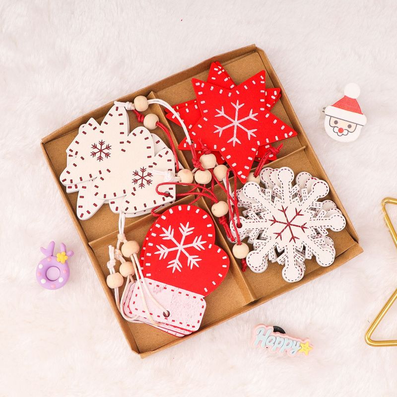 クリスマスツリーの部品雪雪五星松果樹のトップ星はクリスマスボールのペンダントをたくさん包んで飾って木を飾っている|undefined