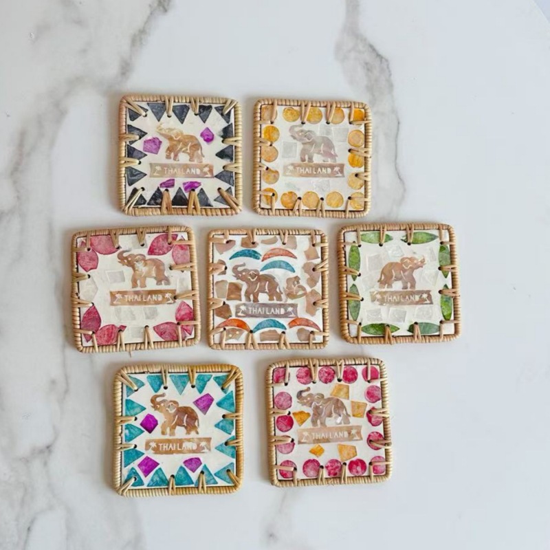 등나무로 짠 다채로운 껍질 사각형 상서로운 이미지 10cm 코스터 단일 조각 무작위 패턴