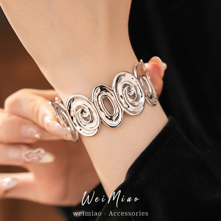 Temperamento de moda oval hueco brazalete de apertura personalidad europea y americana nicho exagerado pulsera de lujo ligera joyería de nicho