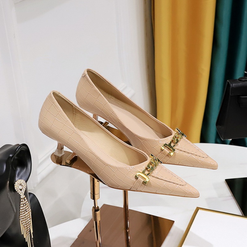 237-1 European and American sexy slimming pedicure glossy patent leather shallow mouth pointed metal chain decorative mid heel women's shoes single-layer shoes