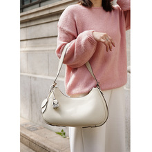 2026年早春新款月牙手提包包法棍简约小众设计糖果色腋下包通勤包