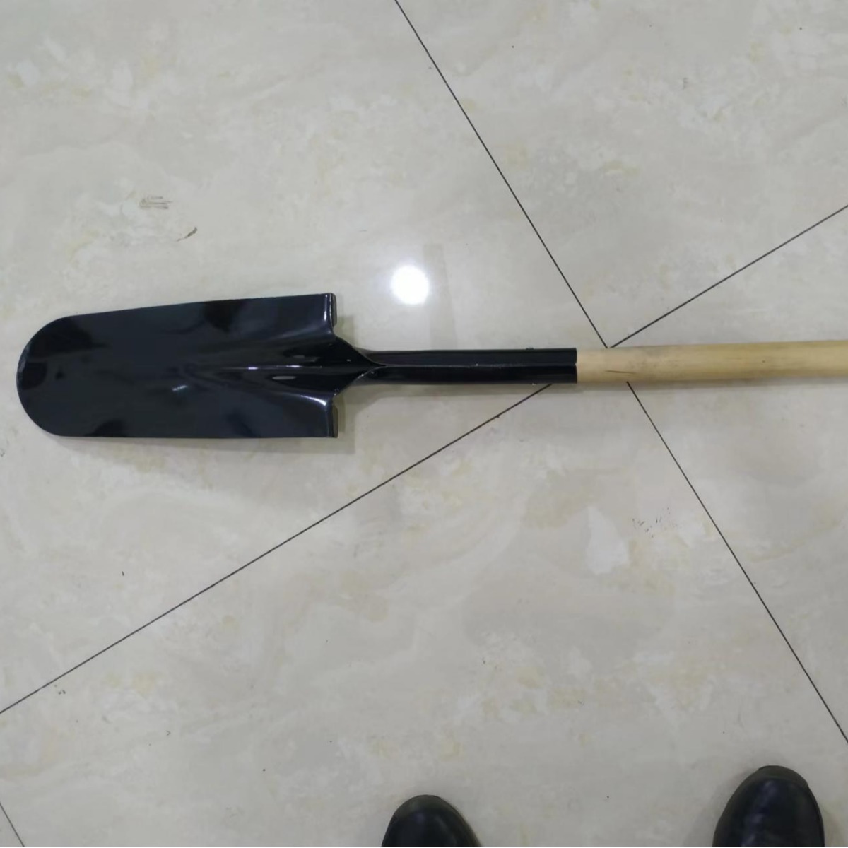 现货供应优等526木柄铁锹水沟铲长柄尖锹农用工具园林种植铁锹厂