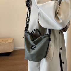 休閒簡約水桶包2024新款潮流大容量單肩包男情侶運動手機斜挎包