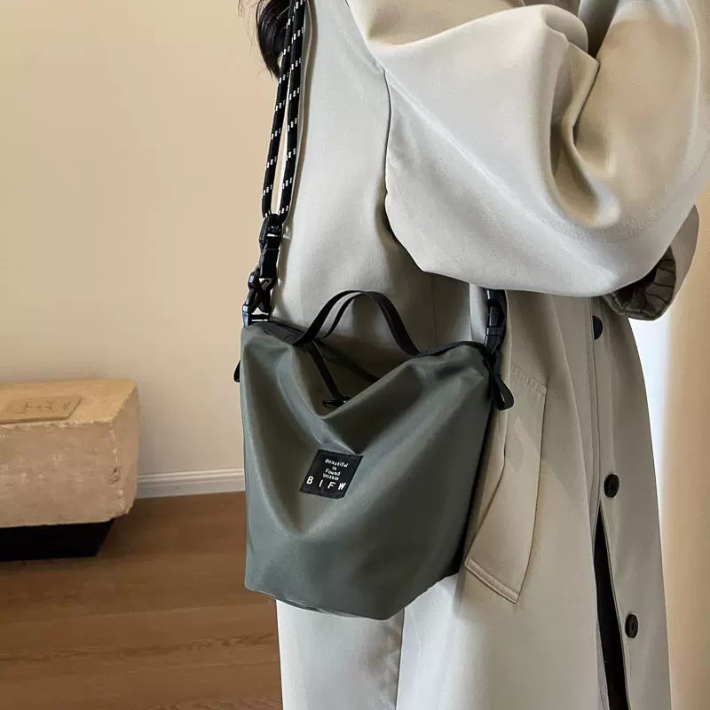 休闲简约水桶包2024新款潮流大容量单肩包男情侣运动手机斜挎包