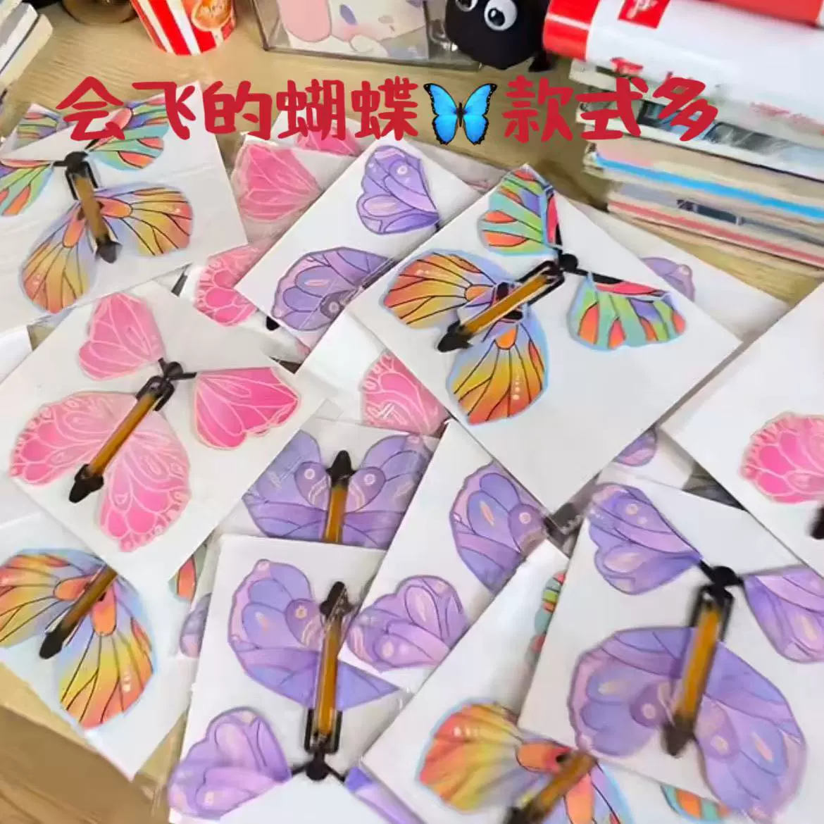 Летающие маленькие бабочки превращают куколки в бабочек