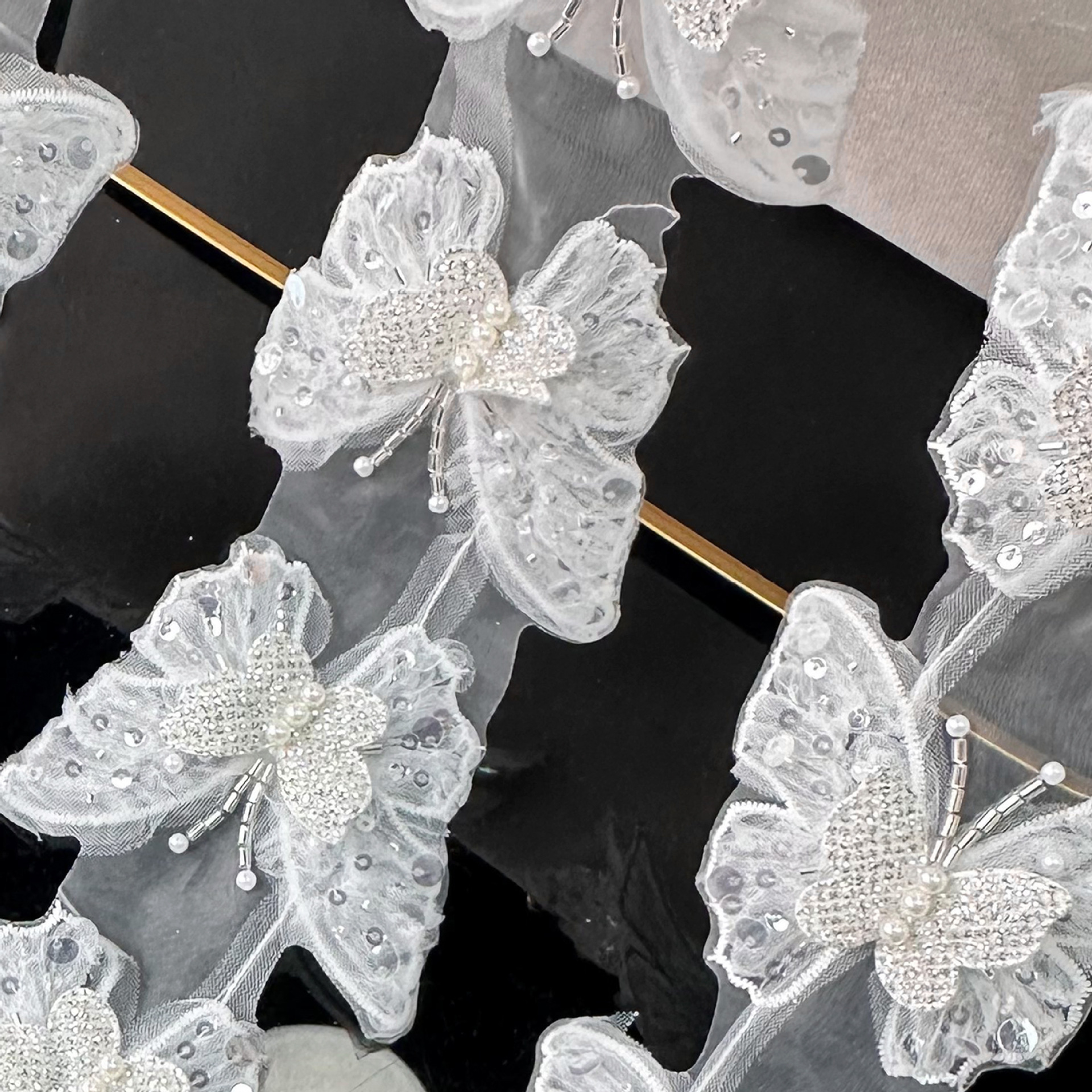 Duas capas de clavos cuentas estereoscópicas doradas mariposa tela pegada a mano flor esquinilla vestido de boda ropa infantil zapatos para niños adornos de pelo image 11