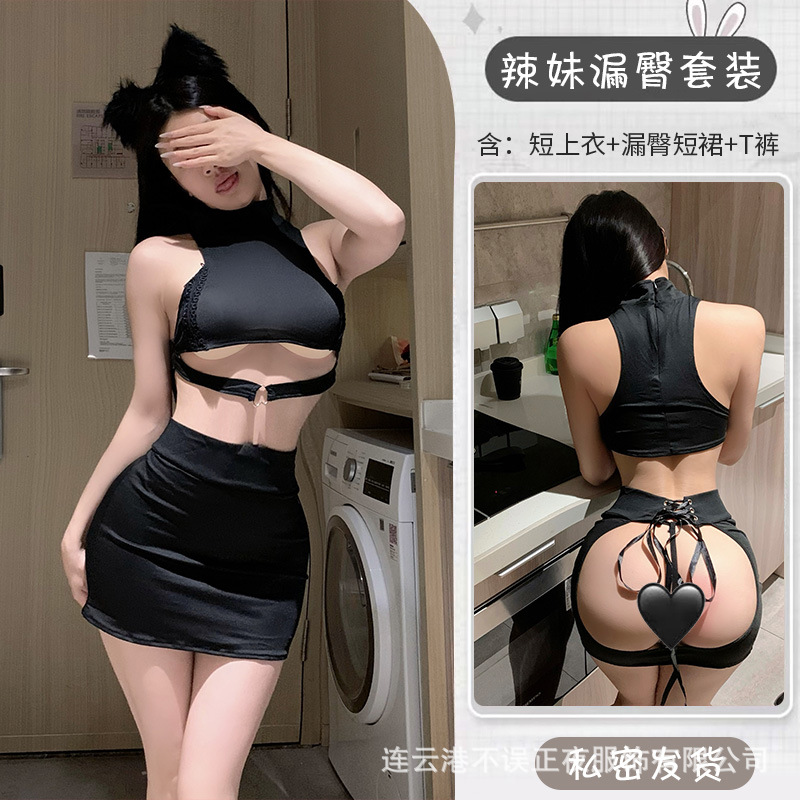 짧은 상의 + 엉덩이가 드러나는 반바지 + T바지