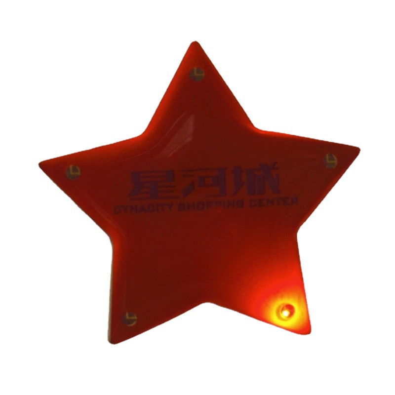 Suministro directo con luz broche de estrella de cinco puntas en forma de insignia de destello europeo y americano actividad de Navidad LED insignia luminosa colgante