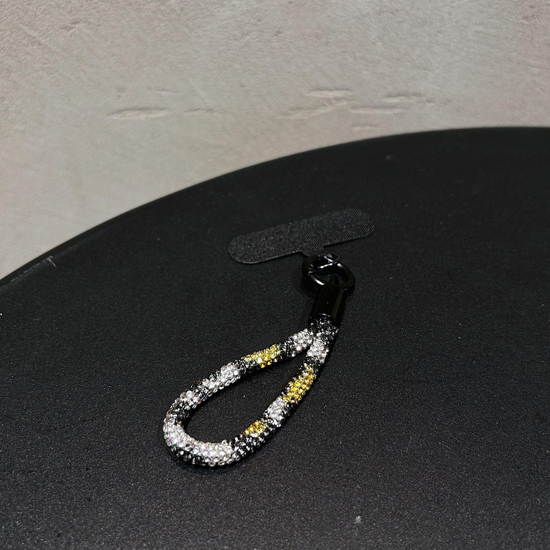 Colgante de diamante de alta sensación colorido perlas de diamante flash clip de teléfono móvil hebilla de metal resistente a la caída colgante de cadena corta resistente a la pérdida de cuello