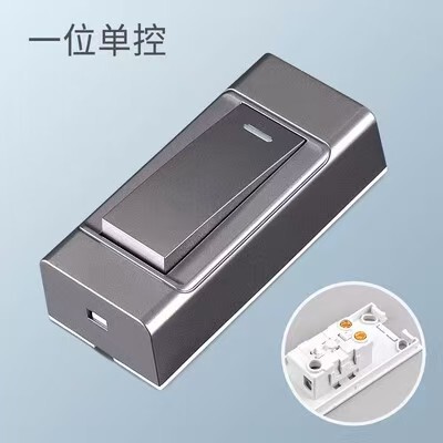 明装のベッドの上のスイッチの手は旧式の線のコンソールの明かりのスイッチのボタンをつまんで圧力式の電線の電灯の小さいスイッチを押します。|undefined