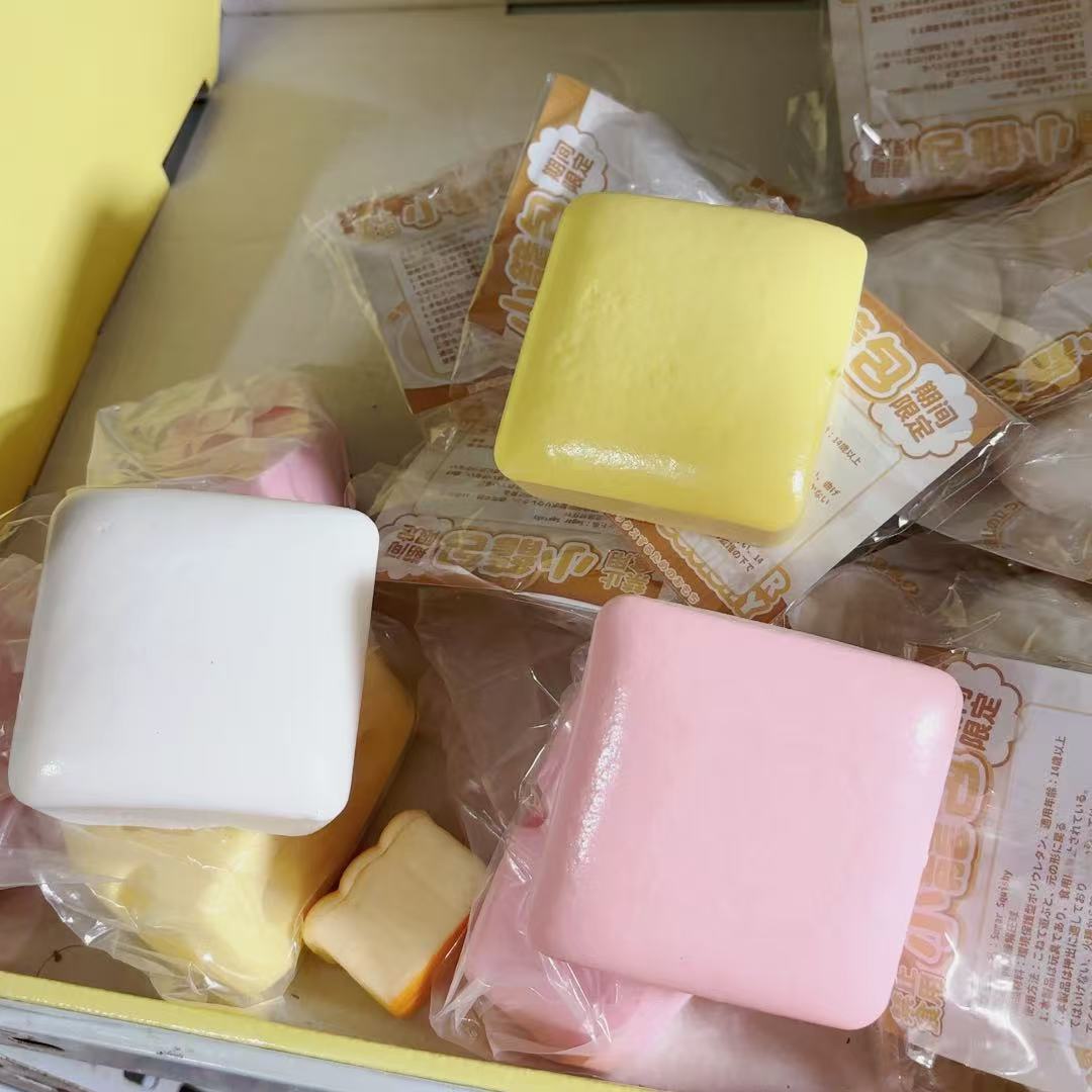 무작위로 젖고 부드러운 색상의 사각형 케이크가 천천히 반동합니다.