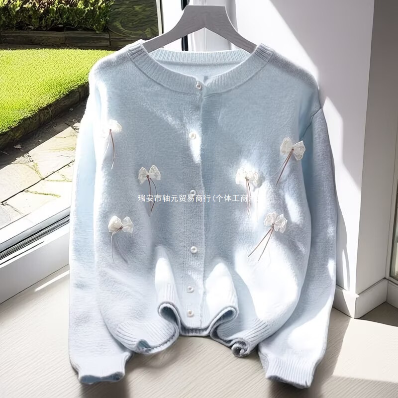 Knitted cardigan for women, featuring delicate embroidery, soft and comfortable fabric, a loose, short design, and a round neckline with three-dimensional floral embellishments