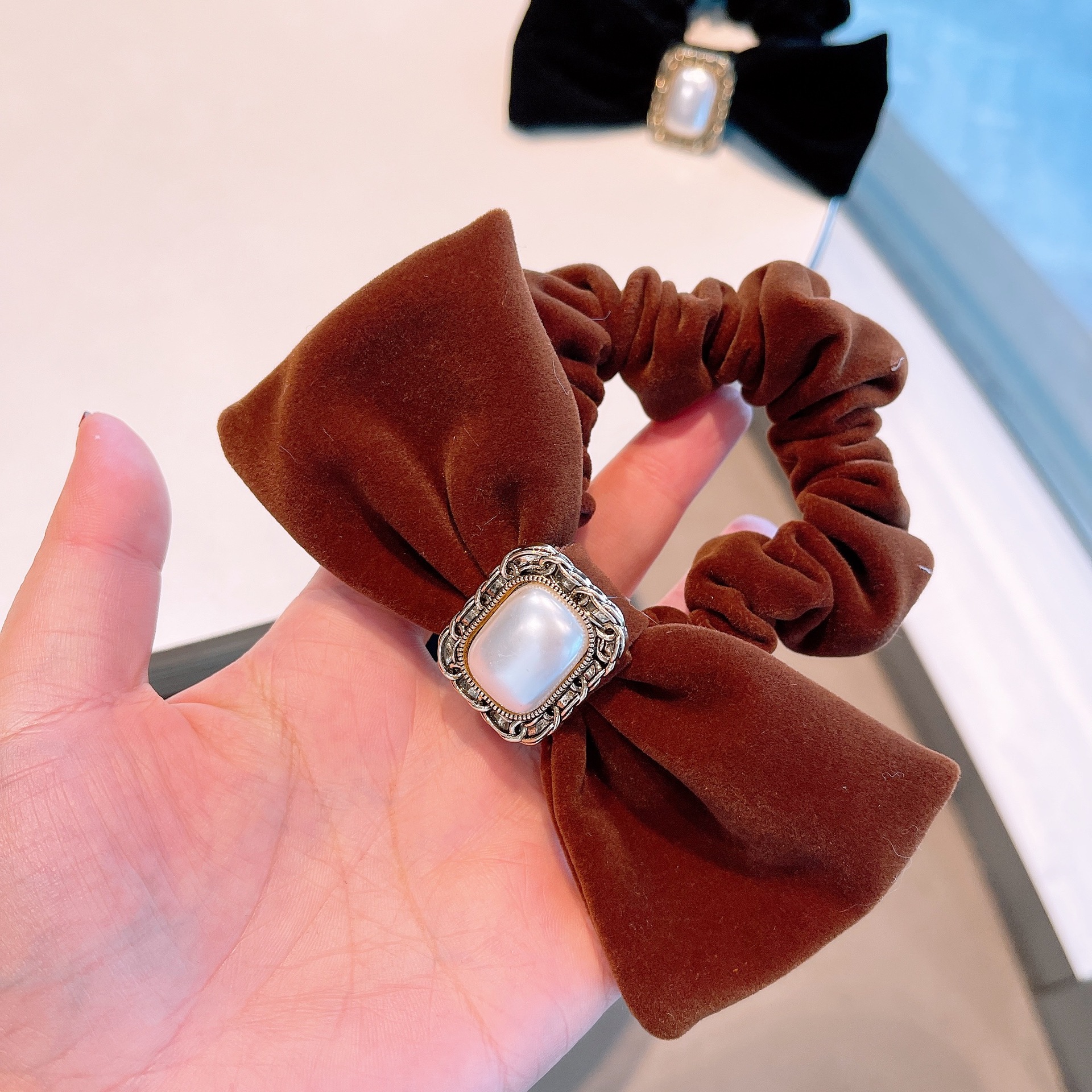 French Style Vintage Velvet Bowknot Headband Headwear Female Temperament Bun Headband Elegant Large Intestine Hair Ring Autumn And Winter Female display picture 7