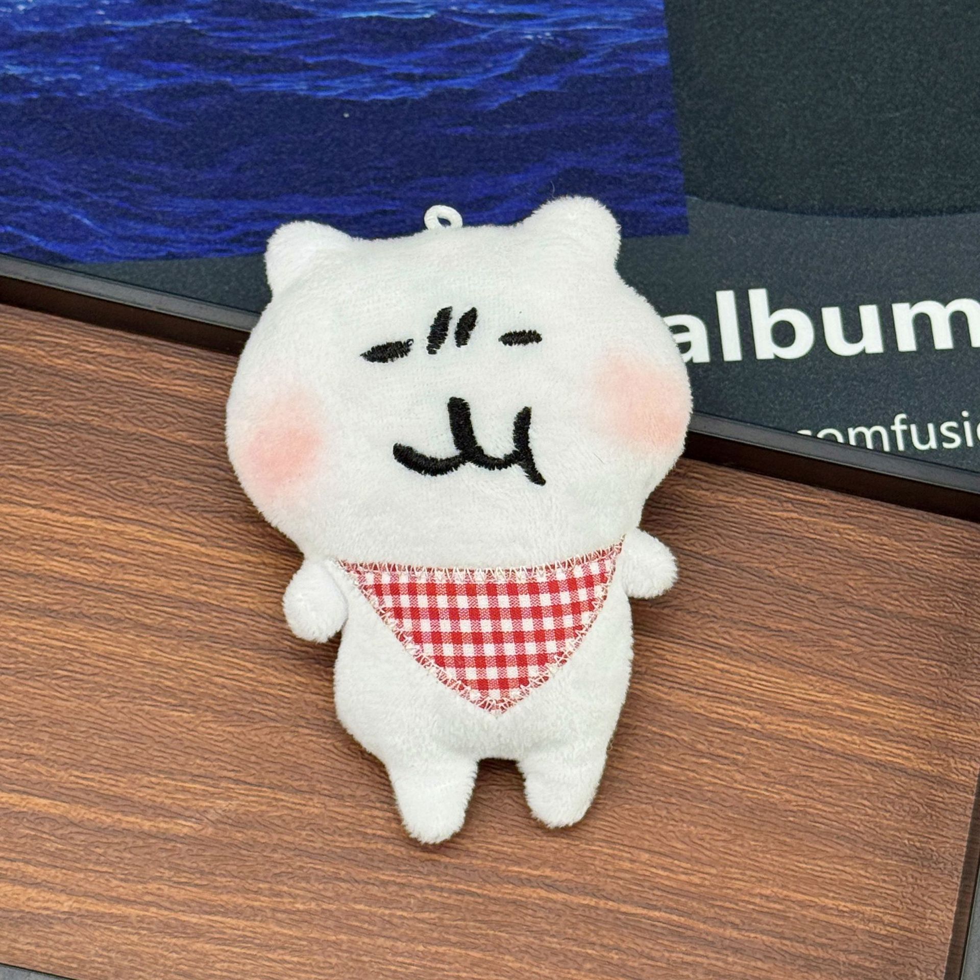 삐걱거리는 핑크색 턱받이 자기 비하 곰