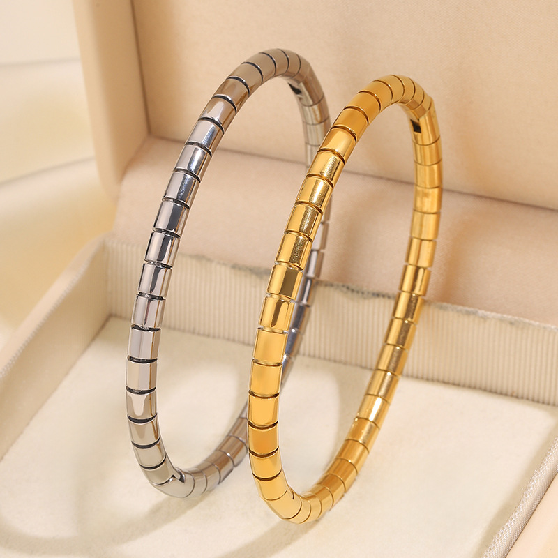 Pulsera de acero titanio, brazalete abierto de cadena de serpiente redonda que no se desvanece, pulsera para mujer, artículo de moda transfronterizo, pulsera de acero inoxidable de lujo ligero.
