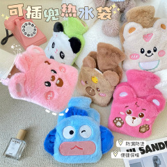 新商品はぬいぐるみの湯たんぽに入れることができます。かわいいアニメの注水湯たんぽです。冬の女子学生は宮寒で体を温めて防爆します。