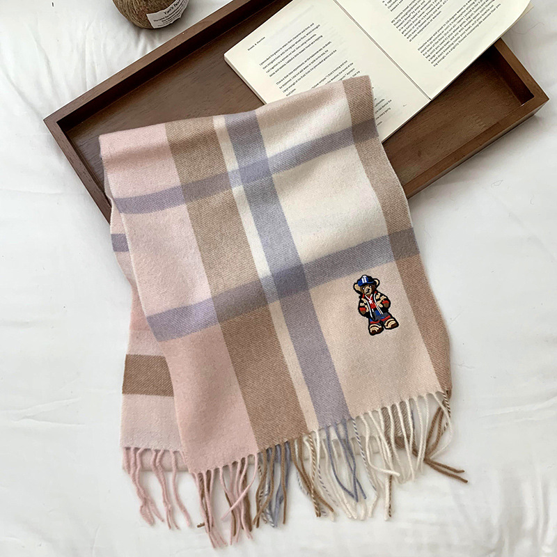 Bufandas de invierno femeninas de alto nivel sensación de nuevo oso bordado cuadrilátero universal calentamiento bufandas parejas bufandas al por mayor