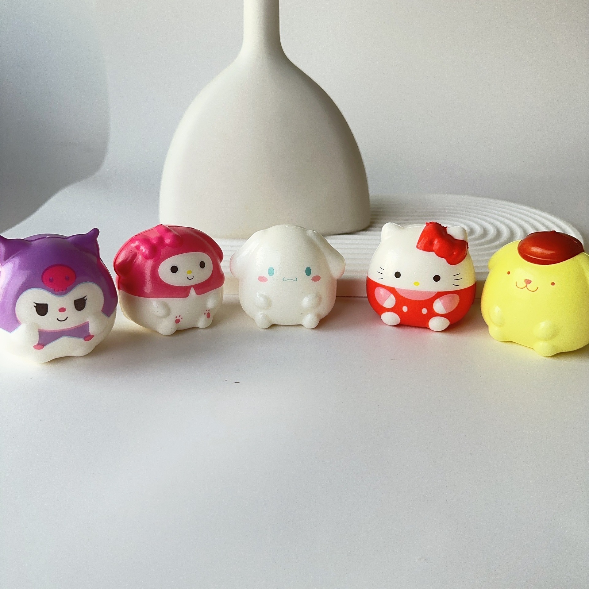 Bolsa de malla de rebote lento Lomi juguete antiestrés blandito lindo popular figura de dibujos animados muñeca hecha a mano.