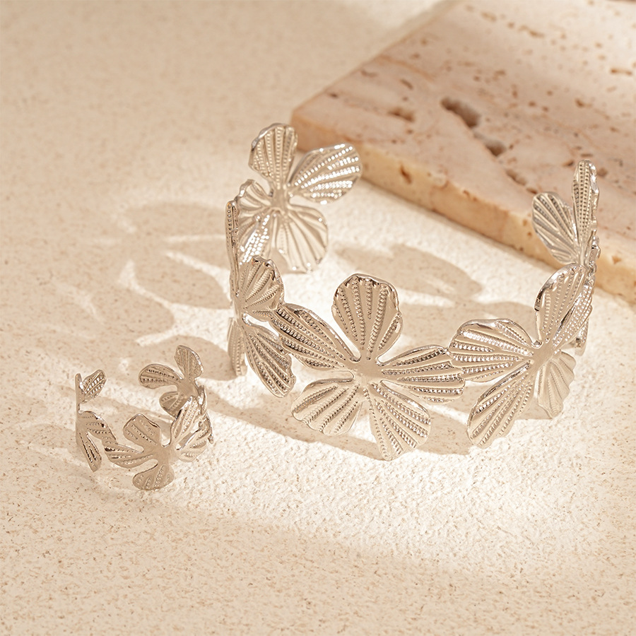 Pulsera abierta de flores con patrón de metal transfronterizo europeo y americano de dos piezas, temperamento de nicho simple, joyería de sentido avanzado para mujer