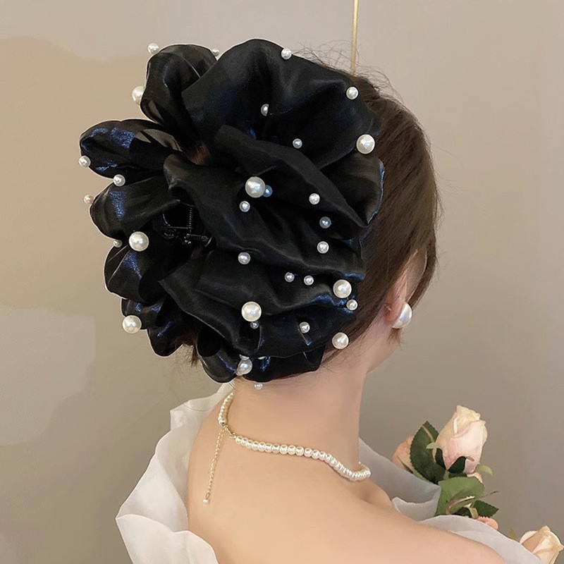 Black crab pin pearl