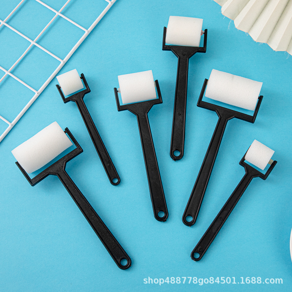 Rodillo de esponja al por mayor cepillo de pintura de rodillo blanco bricolaje arte pintura herramienta de graffiti mango negro pequeño cepillo de esponja