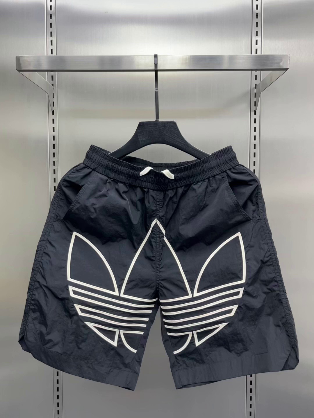 Pantalones de cinco puntos para hombres de verano, pantalones cortos deportivos sueltos casuales de secado rápido, pantalones de playa de color de contraste de bordado de la industria pesada de estilo delgado