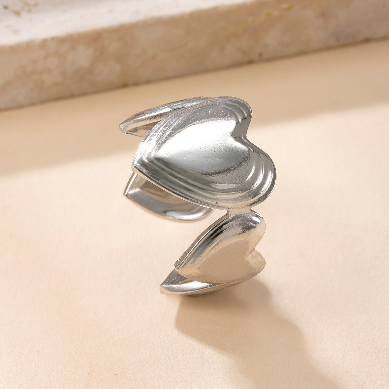 Venta caliente transfronteriza anillo abierto de acero inoxidable acero titanio no se desvanece joyería de mano simple presión de aceite hueco amor fábrica de anillos
