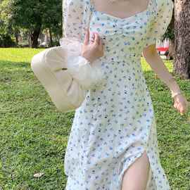 法式碎花方领泡泡袖连衣裙女2024夏季新款设计感小众收腰开叉长裙