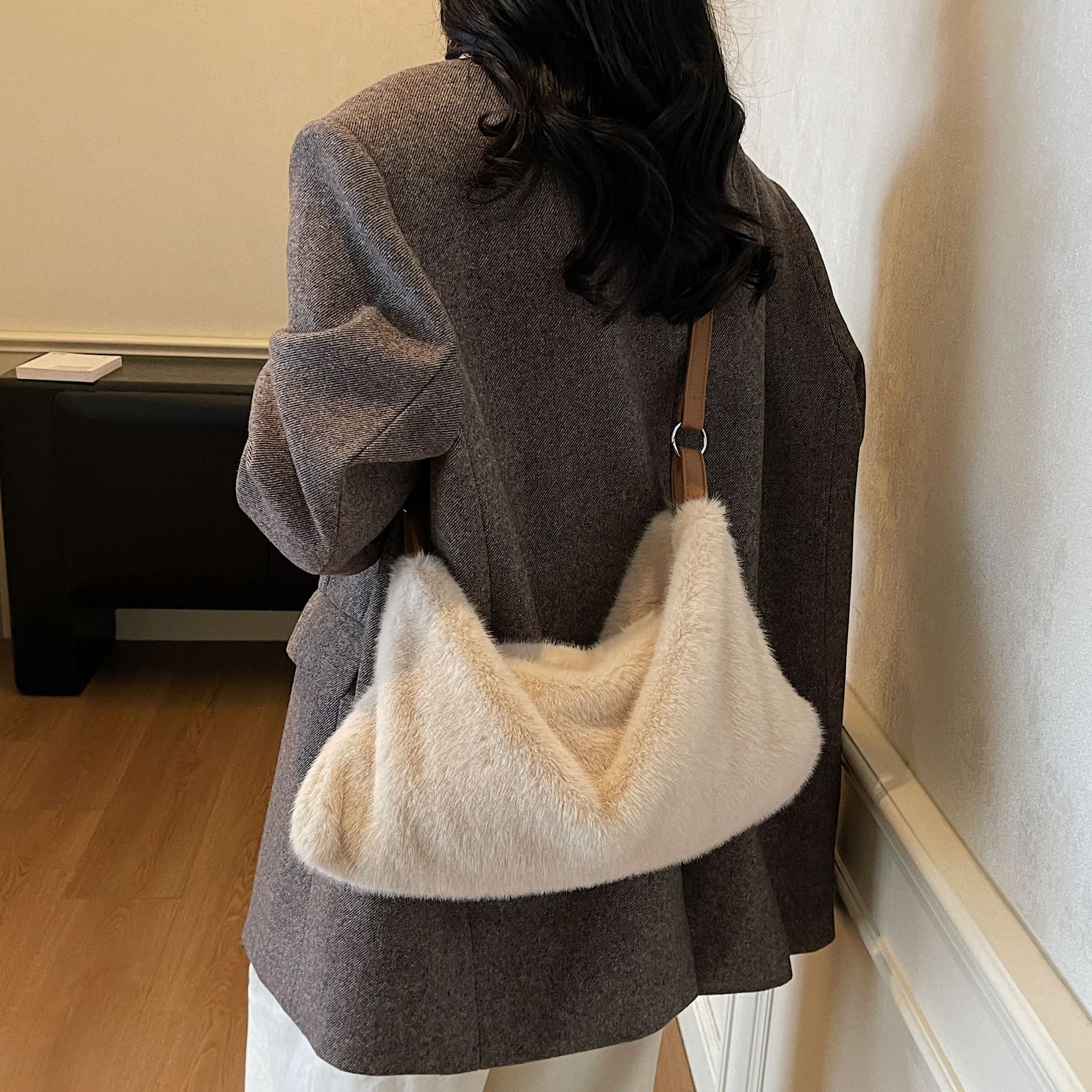 Otoño e invierno perezoso bolso de peluche para mujeres 2025 nuevo bolso plegable de mano de gran capacidad bolso de hombro bolso de lana