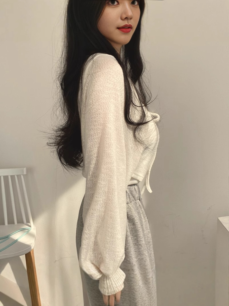 デザイン感のあるストラップのランタンの袖の網の糸の女性のinsの夏のファッションの小さい大衆の復古の百合のショートタイプの薄いカーディガンの上で1