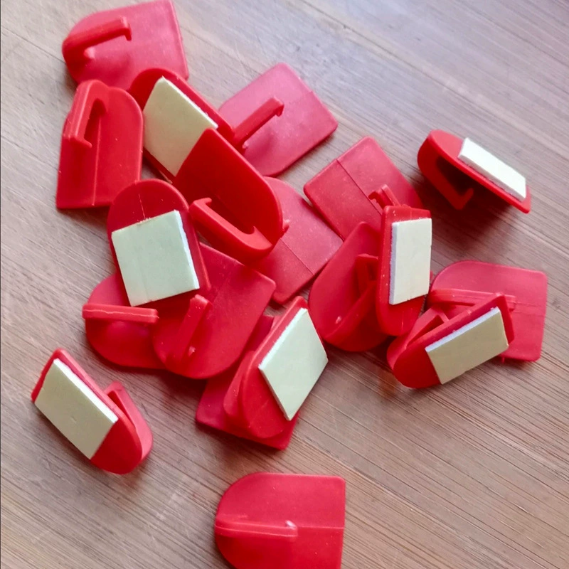 Красный пластиковый крючок, крючок для свадебного торжества, маленький размер, бесследный клейкий крючок без гвоздей за дверью, свадебные принадлежности