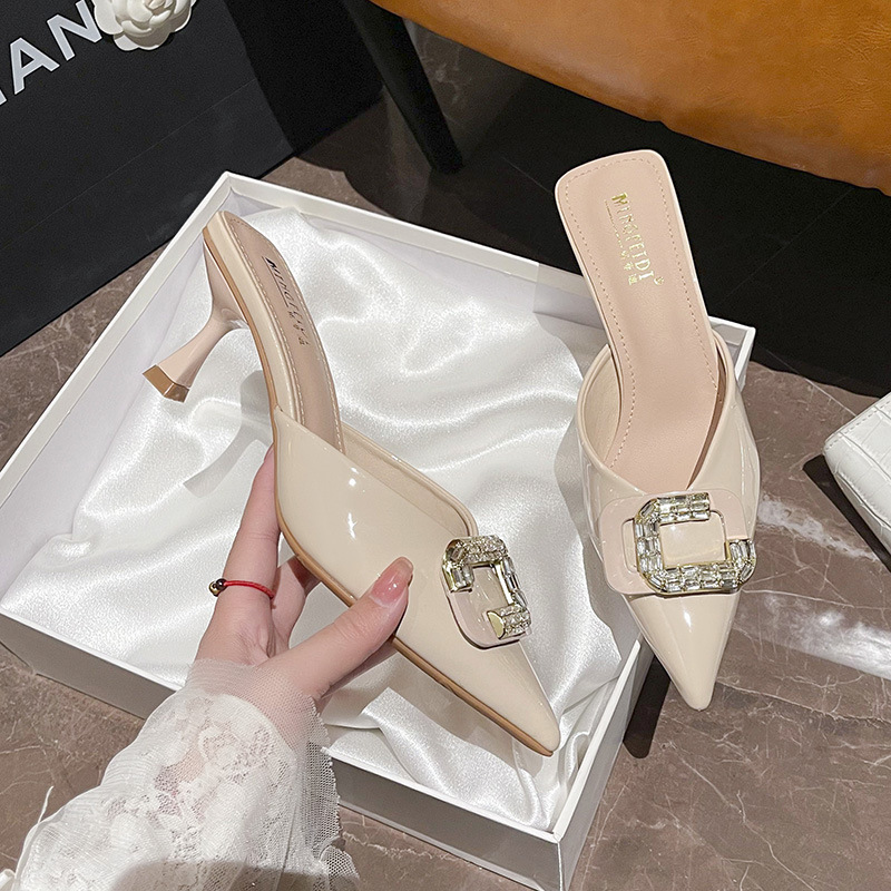 2025 nuevo verano francés hebilla de diamantes sandalias puntiagudas temperamento tacón de aguja moda Baotou medias pantuflas tacones altos
