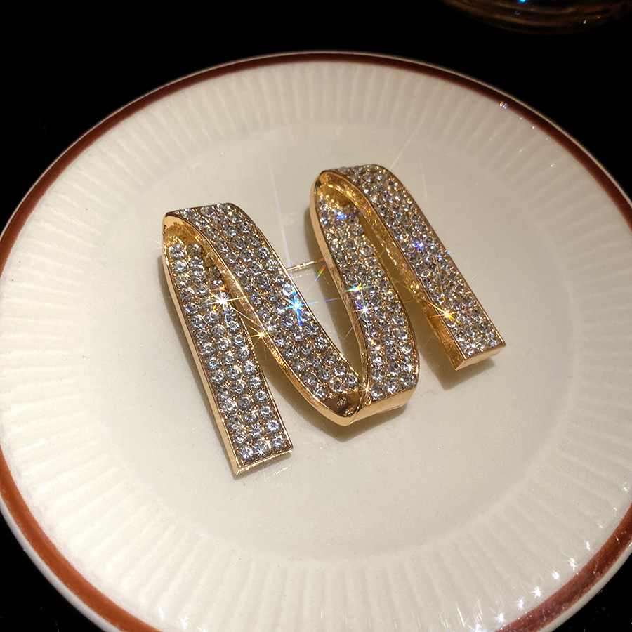 Europa y los Estados Unidos lujosos diamantes distorsionados letras M broche de moda minimalista personalidad transfronteriza alta sensación de accesorios de traje para mujeres