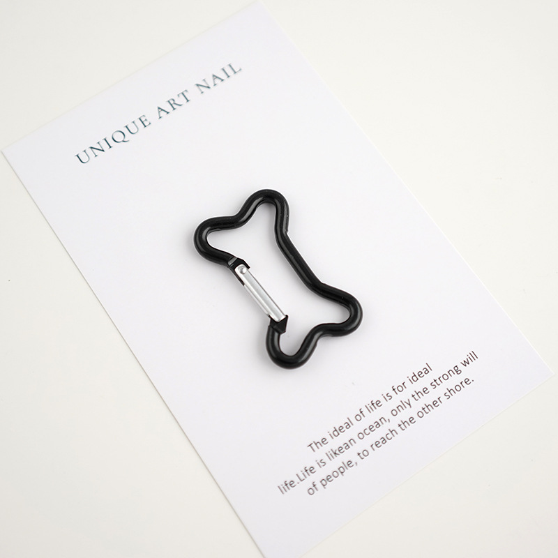 バックパックにフックを掛けて登山ボタンを掛けます。