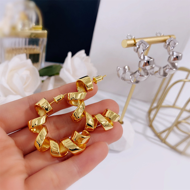 Minimalistic three dimensional earrings