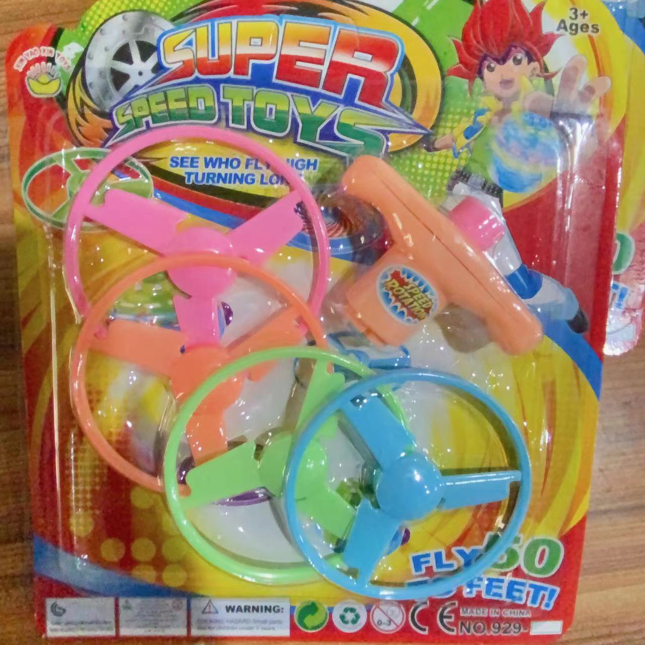 Giroscopio de los niños de dibujos animados nuevo platillo volador libélula de bambú mango colorido giroscopio volando cielo 2 yuanes grandes almacenes al por mayor