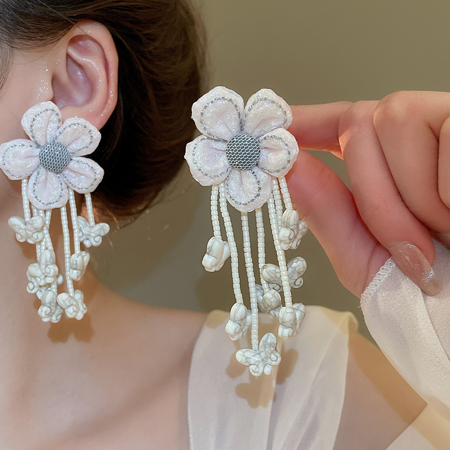 Pendientes de aguja plateados con pétalos de perlas con incrustaciones de diamantes y borlas, pendientes de tuerca de lujo ligeros y de alta gama con un diseño elegante y versátil.