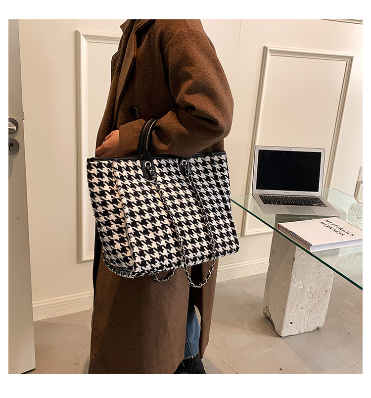 High-grade Chain Shoulder Large Capacity Tote Bag 2021 New Bags Women's Commuter Houndstooth Portable Big Bag display picture 3