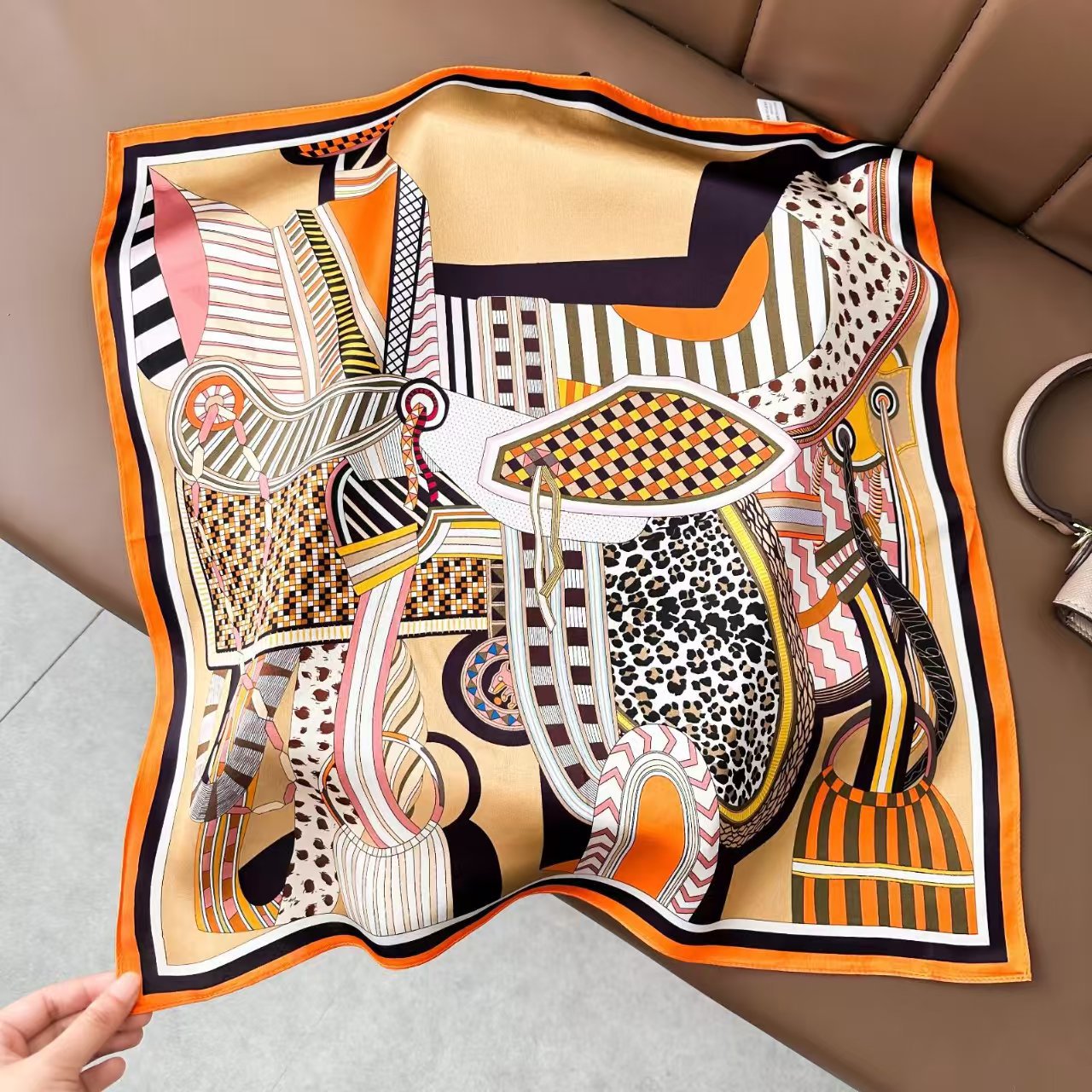 軽い豪華な北欧風の紫色の朝顔の花のプリントの绢糸のスカーフの女性の高級な気質の100% シルクの小さい方のタオル