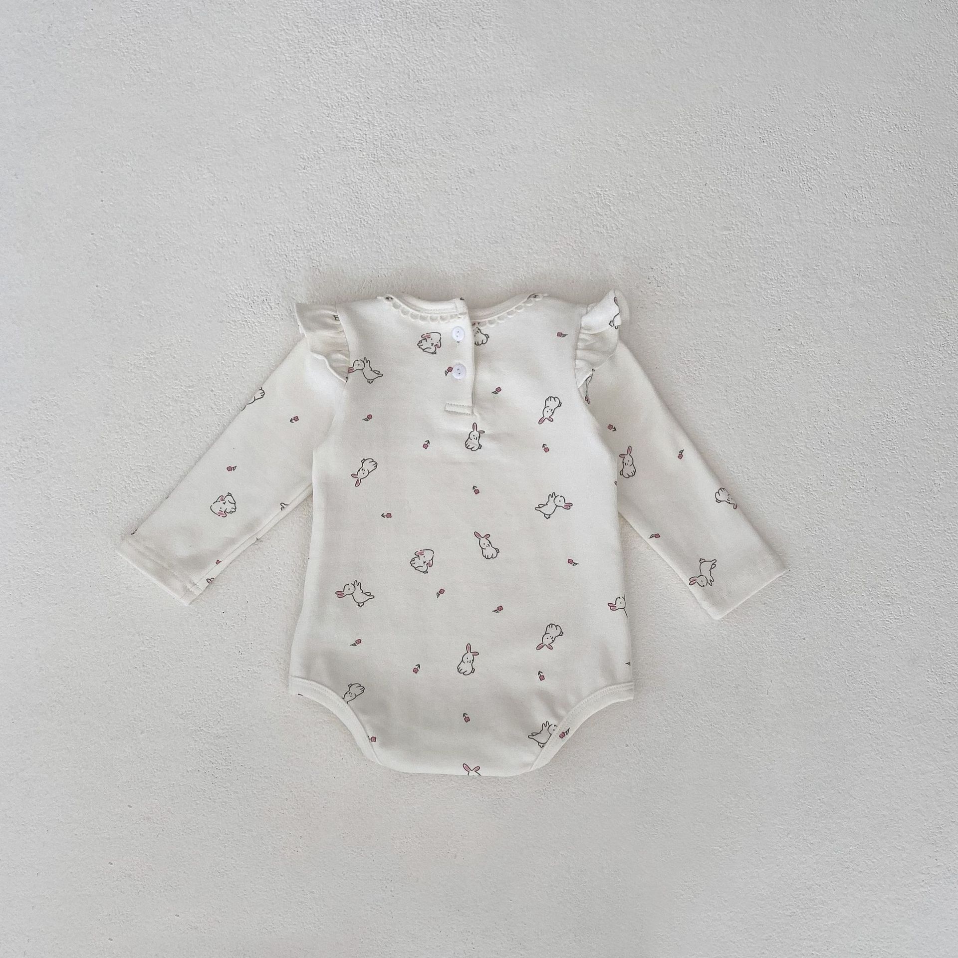 2024 Frühling 0-3 Jahre alte weibliche Baby gedruckt kleine fliegende lange Ärmel Ha Taschen Hintern Overall Crawler Kleidung_voghion.com